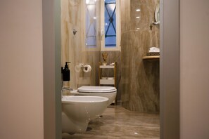 Haartrockner, Handtücher, Seife, Shampoo