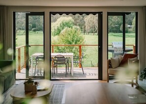 Dining - The Heath, central location! (Bright)