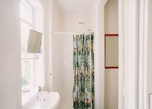 Bathroom - The Heath, central location! (Bright)