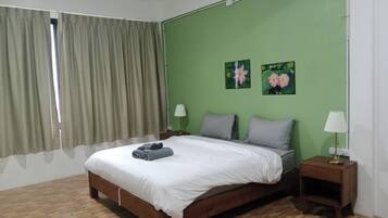 Classic Room, City View | Desk, free WiFi