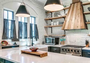 Refrigerador, microondas, cafetera/tetera, tostadora