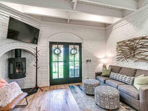 Fireplace - Carlton Landing-Sunshine Cottage (Carlton Landing)