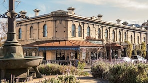 A historic building with a restaurant named 'Frangos' and a sign indicating a gross load limit of 15 tons.