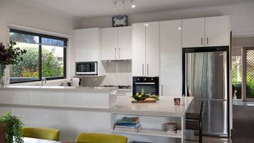 Mikrowelle, Ofen, Geschirrspüler, Wasserkocher mit Kaffee-/Teezubehör