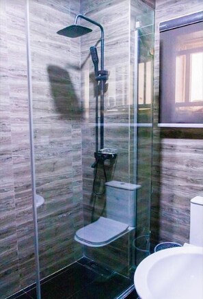 Deluxe Single Room | Bathroom | Shower, towels, soap, toilet paper