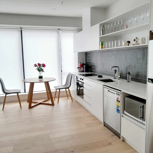 Køleskab, mikrobølgeovn, ovn, kogeplade