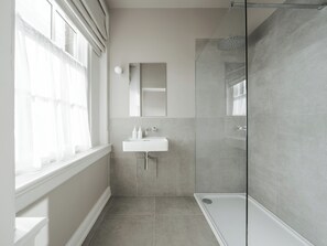 Serviettes fournies, savon, shampooing, papier de toilette