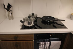 Kjøleskap, ovn, kokeplater og oppvaskmaskin