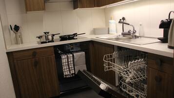 Fridge, oven, stovetop, dishwasher