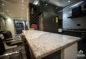 Appartement | Privékeuken | Een koelkast, een microgolfoven, een oven, een kookplaat