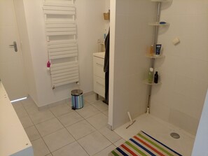 Douche, serviettes fournies, savon, shampoing