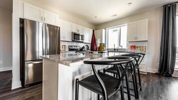 Réfrigérateur, micro-ondes, plaque de cuisson, lave-vaisselle