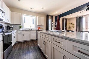 Fridge, microwave, stovetop, dishwasher
