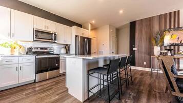 Fridge, microwave, stovetop, dishwasher