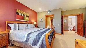 Pientalo, 4 makuuhuonetta | 4 makuuhuonetta, kannettavalle tietokoneelle sopiva työtila