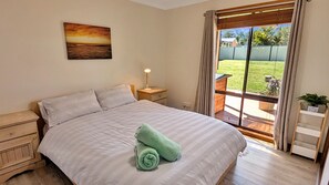 2 habitaciones, tabla de planchar con plancha y cuna de viaje 