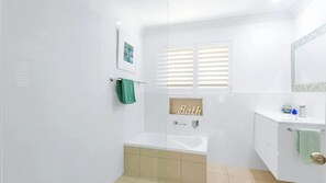 Dusche, Haartrockner, HandtĂŒcher, Shampoo