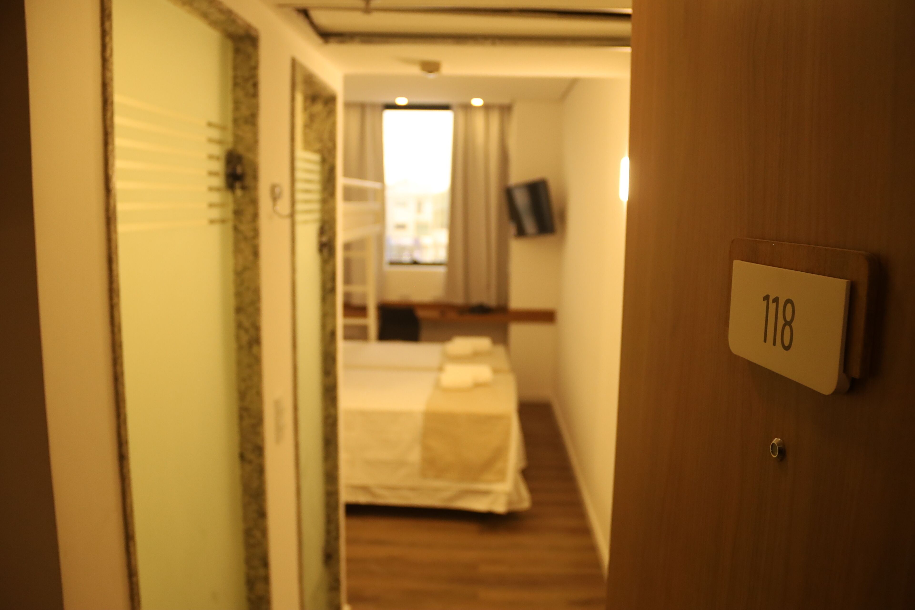 Quarto duplo standard, vista para a cidade | Banheiro | Chuveiro, toalhas de banho, sabonete, shampoo
