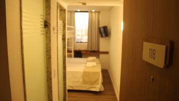 Habitación estándar con 2 camas individuales, vistas a la ciudad | Baño | Ducha, toallas, jabón y champú