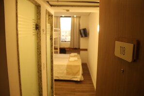 Standaard Twin kamer, uitzicht op de stad | Badkamer | Een douche, handdoeken, zeep, shampoo