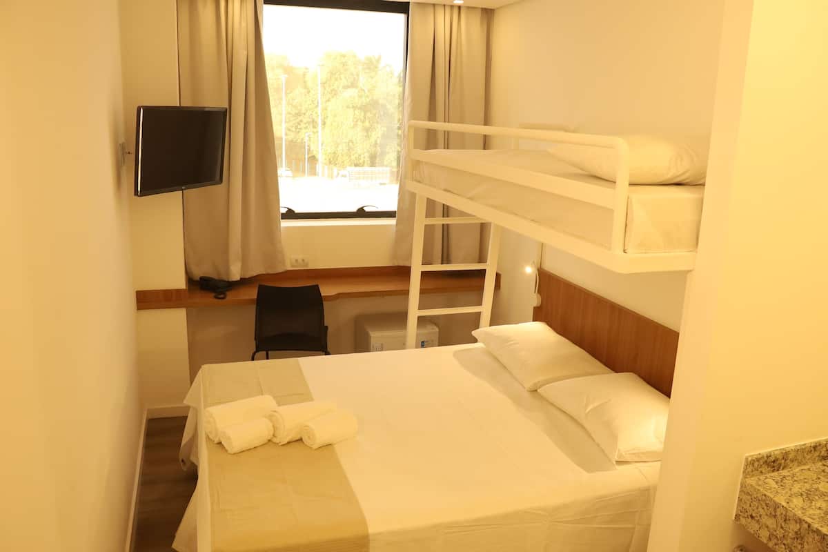 Habitación doble estándar, vista a la ciudad | Caja de seguridad en la habitación y espacio para trabajar con laptop