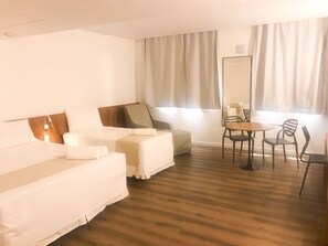 Comfort tweepersoonskamer | Een kluis op de kamer, een laptopwerkplek, geluiddichte muren