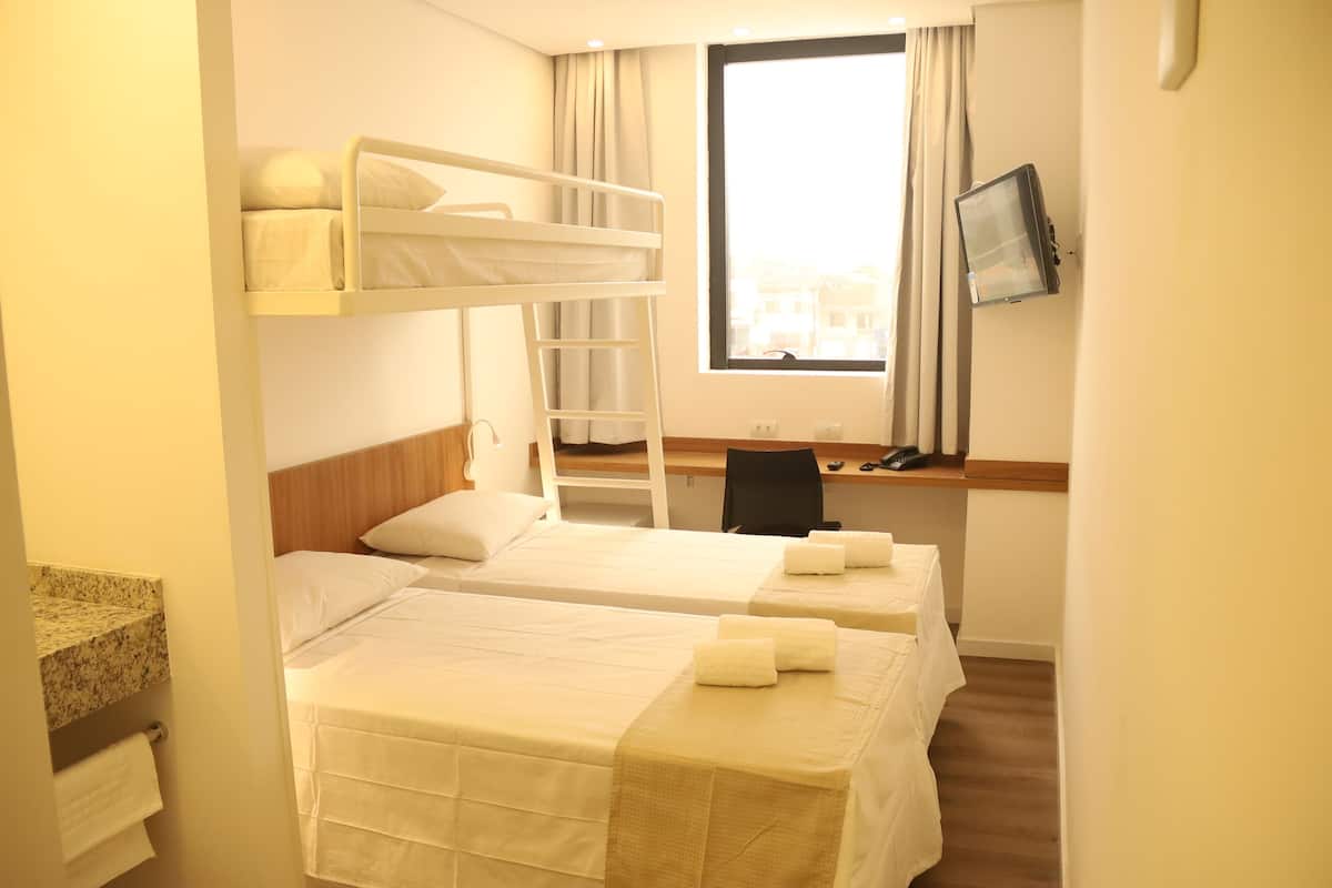 Habitación estándar con 2 camas individuales, vista a la ciudad | Caja de seguridad en la habitación y espacio para trabajar con laptop