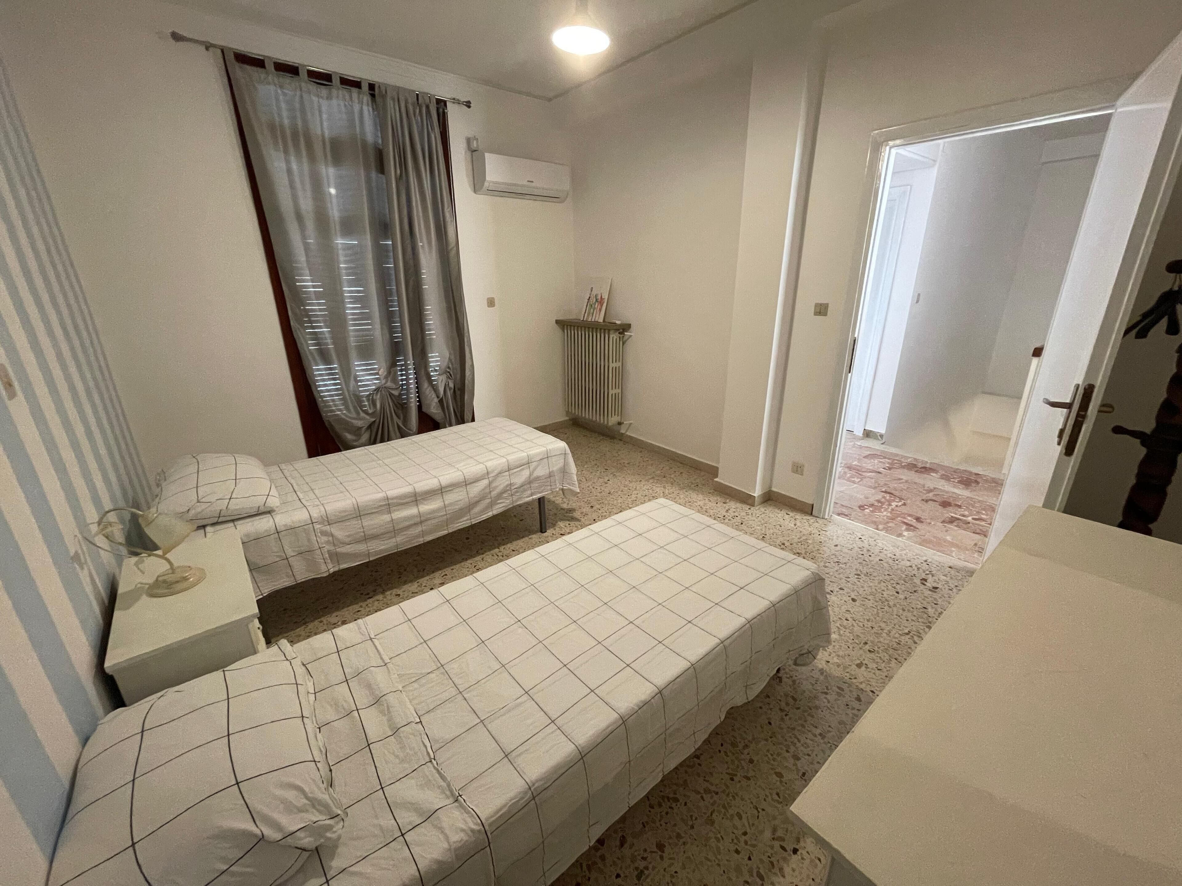 3 habitaciones, tabla de planchar con plancha, wifi y ropa de cama 