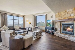 Smart-TV, Kamin, Arbeitsbereiche