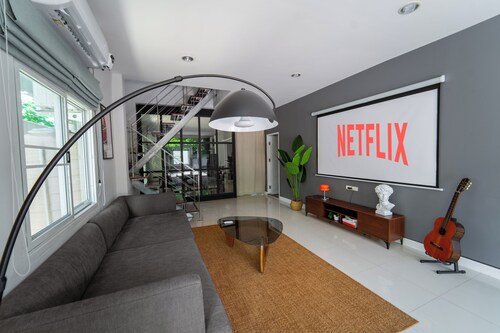 5 star Spacious & Bright 4BR House w/ movie theater