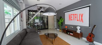 5 star Spacious & Bright 4BR House w/ movie theater