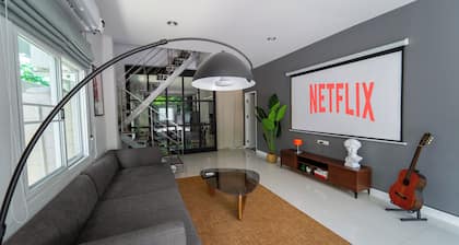 5 star Spacious & Bright 4BR House w/ movie theater