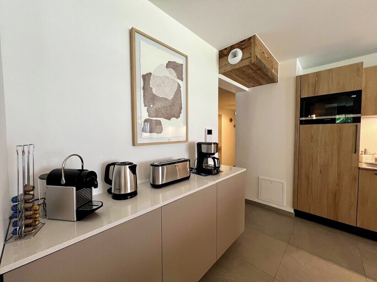 Réfrigérateur, four, lave-vaisselle, cafetière/bouilloire