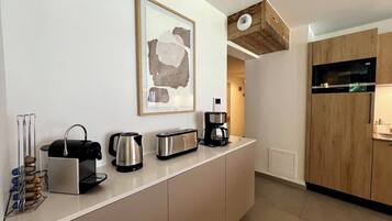 Réfrigérateur, four, lave-vaisselle, cafetiÚre/bouilloire