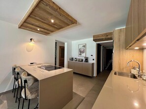 Fridge, oven, dishwasher, coffee/tea maker - New 10p Apt | Ski-in/out & Central (Taninges)