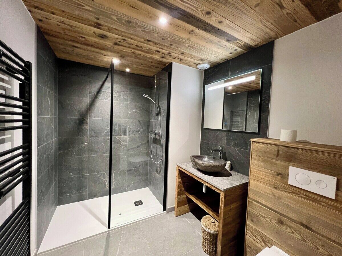 Een douche, een haardroger, handdoeken