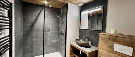 Douche, séchoir à cheveux, serviettes fournies