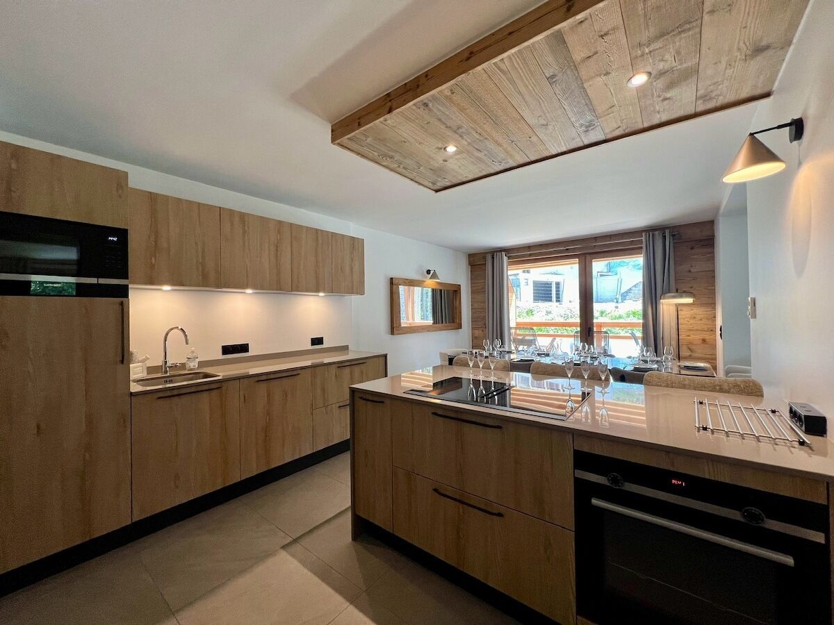 Kühlschrank, Ofen, Geschirrspüler, Wasserkocher mit Kaffee-/Teezubehör