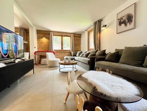 Living area - New 10p Apt | Ski-in/out & Central (Taninges)