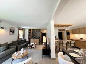 Living area - New 10p Apt | Ski-in/out & Central (Taninges)