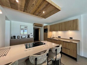Fridge, oven, dishwasher, coffee/tea maker
