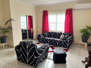 TV, books - Tranquil Jamaica Retreat
(Cedar Grove)