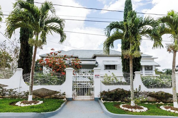 Property grounds - Tranquil Jamaica Retreat
(Cedar Grove)