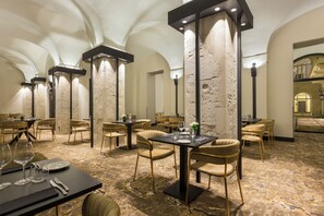 Restaurant - Le Grand Hôtel Dieu by SOWELL COLLECTION (Nîmes)