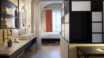 Peti besi dalam bilik, meja, katil bayi/kot (percuma), Wi-fi percuma