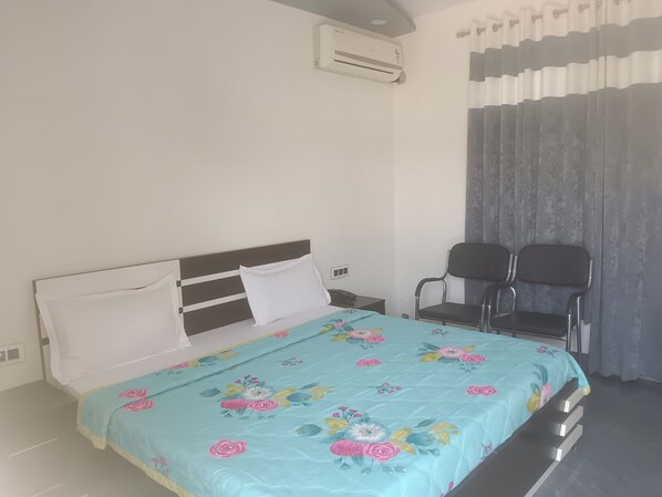 Deluxe Single Room, Balcony, Garden View | Desk, laptop workspace, soundproofing, free WiFi