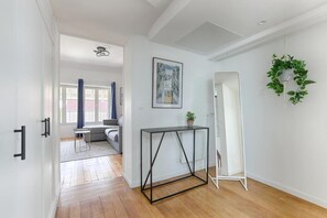 Appartement, uitzicht op de stad | Woonruimte | Een 100-cm flatscreentelevisie met satellietzenders