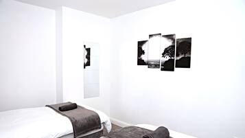 2 bedrooms, iron/ironing board, free WiFi, bed sheets