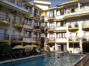 Pool - POM Holidays (Calangute)