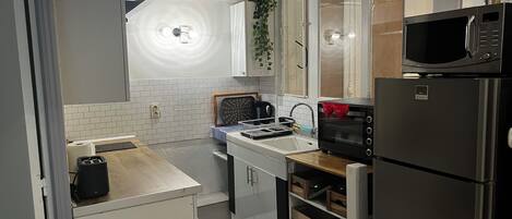 Een microgolfoven, een oven, een kookplaat